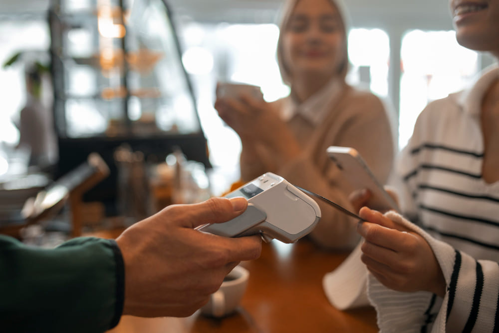 menggunakan contactless payment dengan scanner